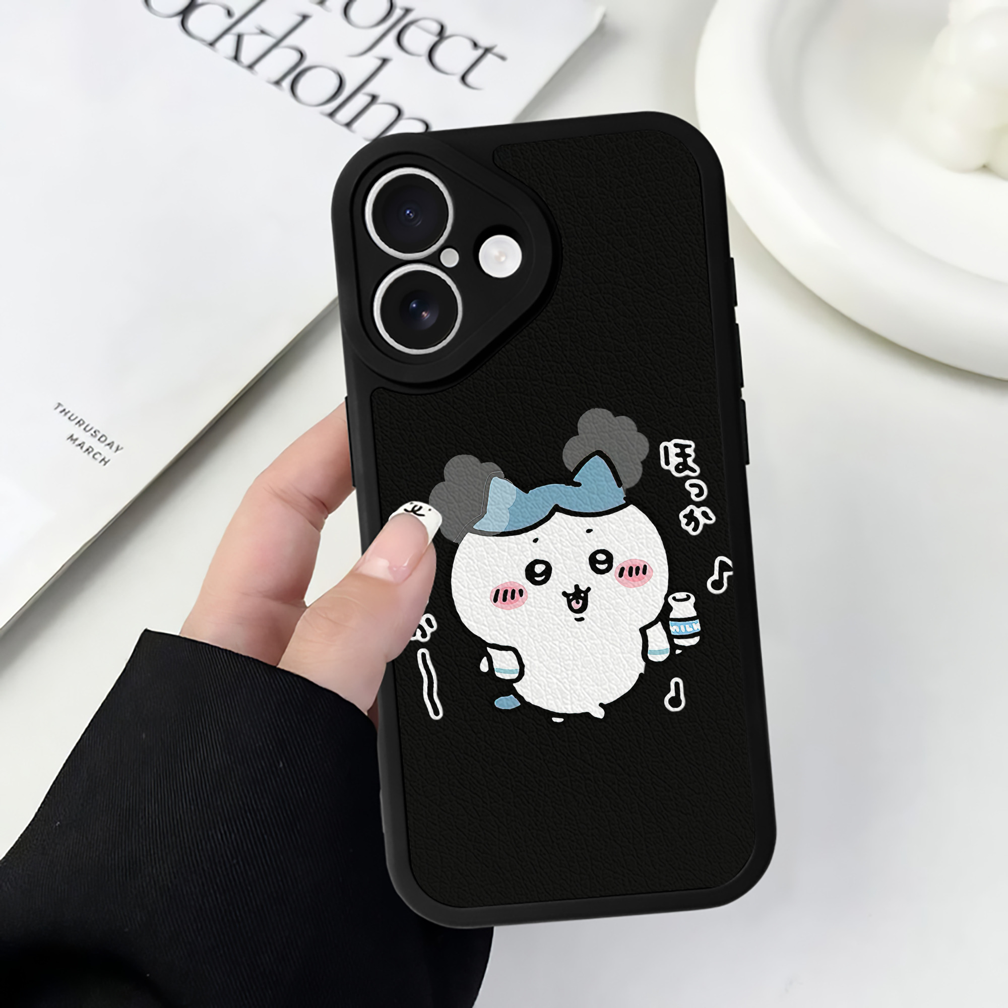 （画像用） ちいかわ ハチワレ Chii-kawa hachiware 【iPhone 16シリーズ対応】シリコンスマホケース（レザー調） 材質：シリコン